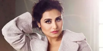 Pakai Jumpsuit Santai, Rani Mukherjee Kejar Pesawat ke Dubai