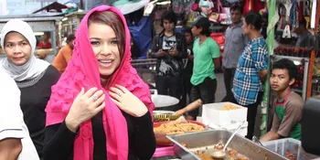 Pakai Kaftan dan Tudung, Siti Liza Cantik Maksimal