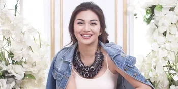 Pakai Lipstick Gelap, Ariel Tatum Tampil Glamor &#38; Chic di Pemotretan 2018!