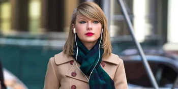 Pakai Mini Dress Super Pendek, Taylor Swift Ekspos Kaki Indahnya