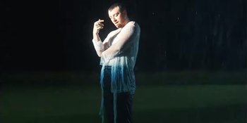 Pakai Outfit Sederhana, Sam Smith Memesona Saat Pamerkan Kelihaian Menari