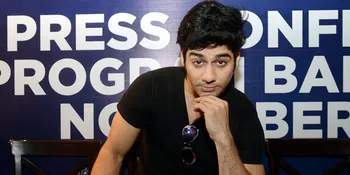 Pakai Peci di Makam, Lavanya Bhardwaj Terisak & Peluk Gadis Cilik