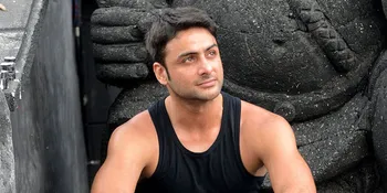 Pakai Penutup Kepala Pink, Rohit Bhardwaj Hadiri Pernikahan