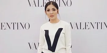 Pakai Rok Mini, Nindy Pamerkan Kaki Jenjang Saat Hadiri Event 'Valentino'