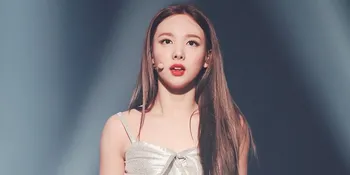 Pakai Rok Robek di Atas Panggung, Penampilan Nayeon TWICE Jadi Sorotan