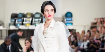 Pakai Rok Transparan, Kendall Jenner Ekspos Kaki Jenjangnya