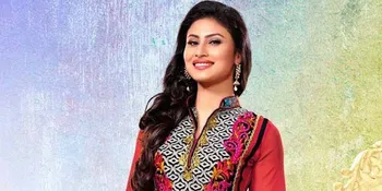 Pakai Sari Emas, Ini Dia Kemilau Kecantikan Abad 18 ala Mouni Roy