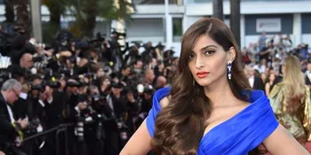 Pakai Sari 'Rawan Bencana', Sonam Kapoor Pamer Bagian Pribadi
