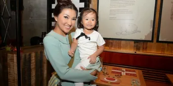 Pakai Sepatu Heels Sarwendah Saat Jalani Pemotretan, Thalia Bikin Gemas!