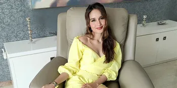 Pakai Sport Bra di Pemotretan Terbaru, Cinta Laura Pamer Otot Perut dan Lengan