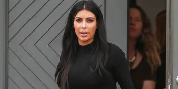 Pakai Swimsuit Seksi, Kim Kardashian Berpose Hot Menantang