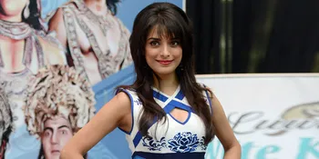 Pakai Tank Top & Hot Pants, Pooja Sharma Pose Menggoda di Pantai