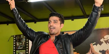 Pakai Topi Minion, Penampilan Vin Rana Mirip Penyanyi Dangdut?