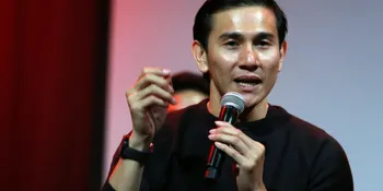 Pakai Wig - Diet, Ini Yang Dilakukan Vino G Bastian Demi Perankan Sosok Chrisye