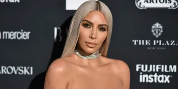 Pamer Abs Killer, Kim Kardashian Nekat Pose Topless di Instagram