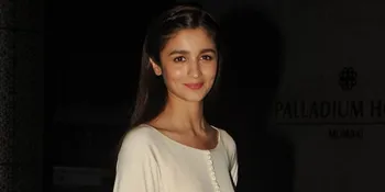 Pamer Belahan Bagian Pribadi, Alia Bhatt Menggoda Mata Para Pria