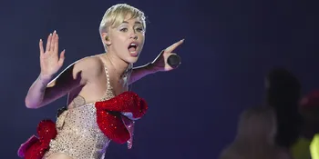 Pamer Bulu Ketiak, Miley Cyrus Panen Hujatan Dari Netizen