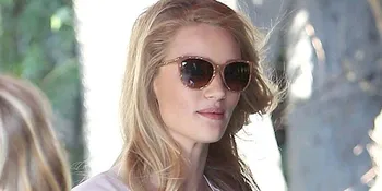 Pamer Celana, Rosie Huntington-Whiteley Sebar Foto Topless