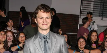 Pamer Chocolate Abs, Ansel Elgort Nikmati Liburan di Pulau Bali