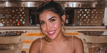 Pamer Cleavage di Foto Terbaru, Netizen Sebut Payudara Millendaru Miring Sebelah