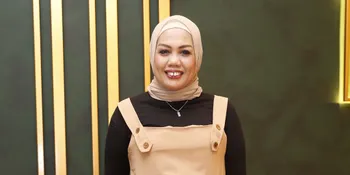 Pamer Foto Gandengan Tangan Tunjukkan Cincin Berlian, Elly Sugigi Akan Menikah?