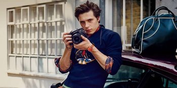 Pamer Foto Mesra, Brooklyn Beckham Pegang Area Pribadi Hana Cross