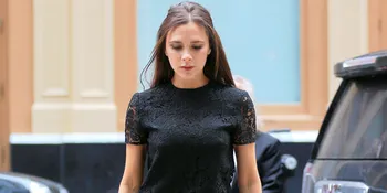 Pamer Kaki Jenjang, Pose Victoria Beckham Ini Bikin Melongo