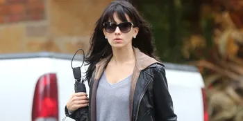 Pamer Perut Buncit, Hilaria Baldwin Lepas Baju dan Selfie Seksi