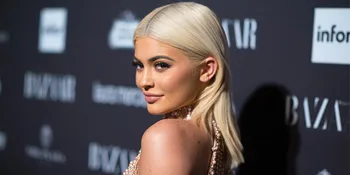 Pamer Pohon Natal Bertema Pink, Kylie Jenner Tak Sabar Sambut Kelahiran Bayinya?