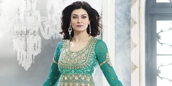 Pamer Punggung Mulus, Sushmita Sen Tampil Elegan Bikin Takjub