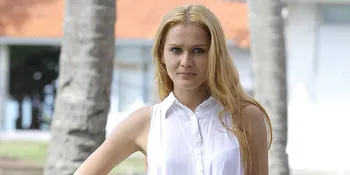 Panas Membakar! Pose Senk Lotta Saat Yoga Bikin Gagal Fokus