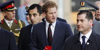 Pangeran Harry Pelukan Mesra Bareng Penyanyi Cantik, Siapa?