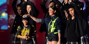 Panggung Jadi Ajang Temu Kangen Agnez Mo - Chloe Xaviera