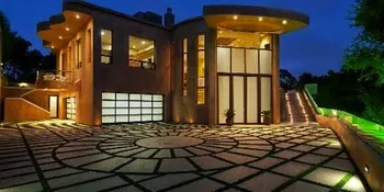 Para Selebriti Ini Tak Main-Main Dalam Membangun Rumah