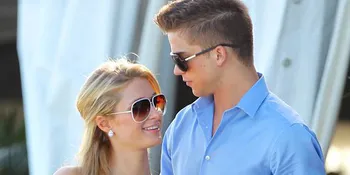 Paris Hilton dan Pacarnya Pamer Ciuman di Depan Umum