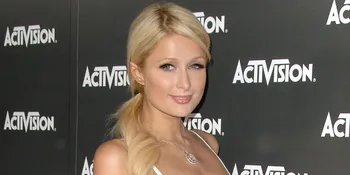 Paris Hilton Diledek Fans di New York Fashion Week