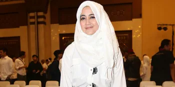 Pasca Banjir, Umi Pipik Berikan Bantuan Pada Para Korban