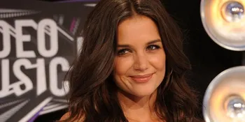 Pasca Cerai, Katie Holmes Belanja Lingerie Rp 95 Juta