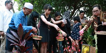 Pasca Pemakaman, Keluarga &#38; Sahabat Yana Zein Gelar Tahlilan