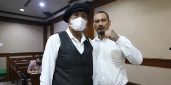 Patahkan Stigma Barbar, Penggemar Jerinx SID Bagi-Bagi 500 Nasi Kotak di Depan PN Jakarta Pusat