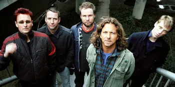 Pearl Jam Cukur Kepala Fans di Atas Panggung