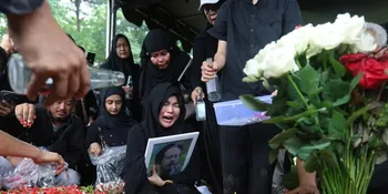 Pecah Tangis Karina Ranau Iringi Pemakaman Epy Kusnandar 'Preman Pensiun'