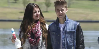 Pecat Orang Tua Sendiri, Justin Bieber 'Cuci Otak' Selena Gomez?