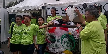 Peduli Lingkungan, Rachel Amanda 'Rampok' Plastik Warga