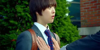 Pegang Dada Sulli, Lee Hyun Woo Dimaki Temannya