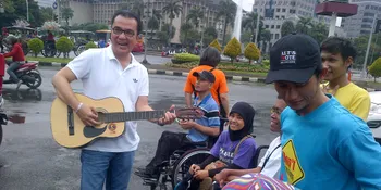 Pegang Gitar di Pinggir Jalan, Tantowi Yahya 'Ngamen'?