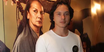 Pegang Kamera Bersejarah, Nicholas Saputra Gantengnya Maksimal!