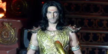 Pegang Senjata, Aham Sharma Jadi Prajurit Perang Super Tampan