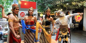 Pemain Hanoman The Musical Beterbangan di Tennis Indoor Senayan