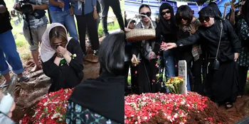 Pemakaman Stevi Agnecya Diguyur Hujan, Rebecca Klopper Hingga Fuji Tetap Berikan Penghormatan Terakhir